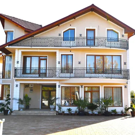 La Cantonament Guest house *